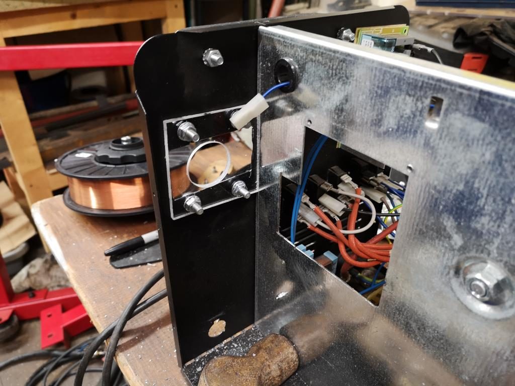 New mounting for replacement wire feeder