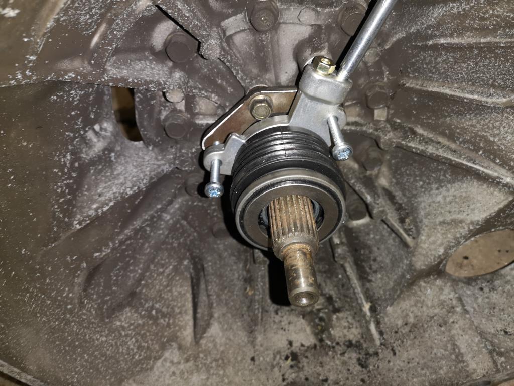 Clutch slave unit fitted to adapter plate